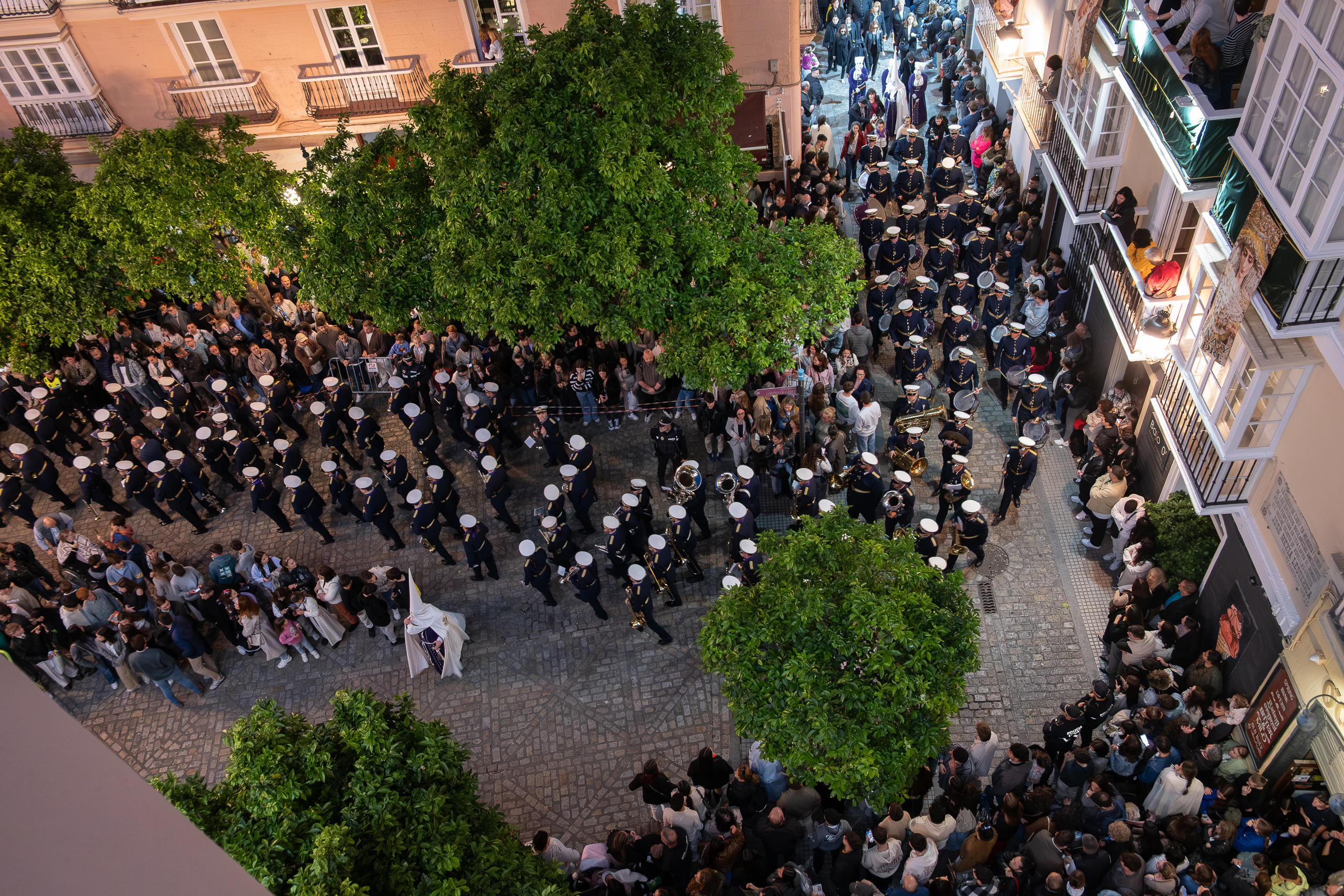 Die Prozessionskapelle zieht durch die Altstadt